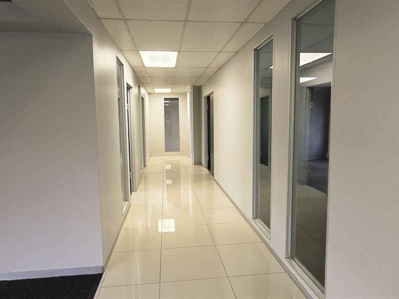 Office space to let in Hurlingham Office Park - Photo 6