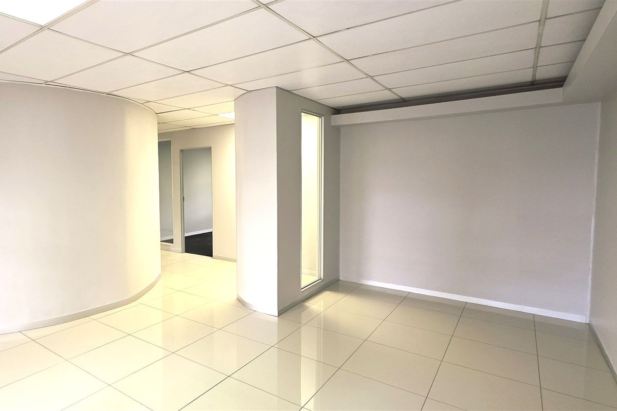 Office space to let in Hurlingham Office Park - Photo 4