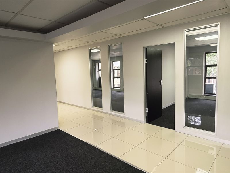 Office space to let in Hurlingham Office Park - Photo 5
