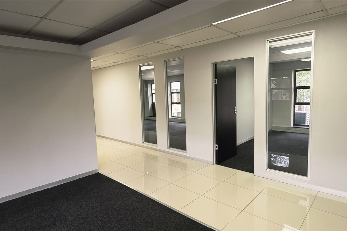 Office space to let in Hurlingham Office Park - Photo 5