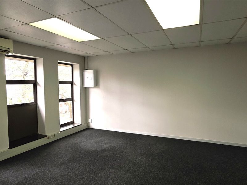 Office space to let in Hurlingham Office Park - Photo 9