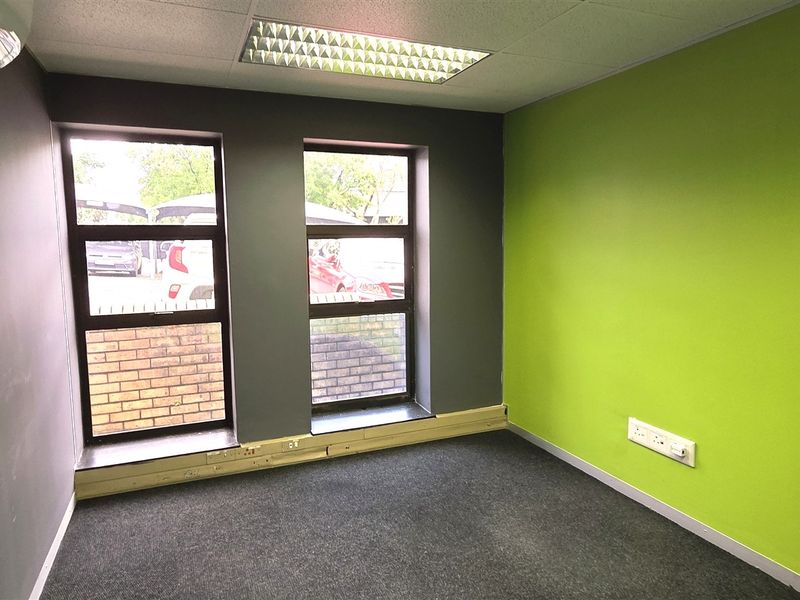 Office space to let in Hurlingham Office Park - Photo 8