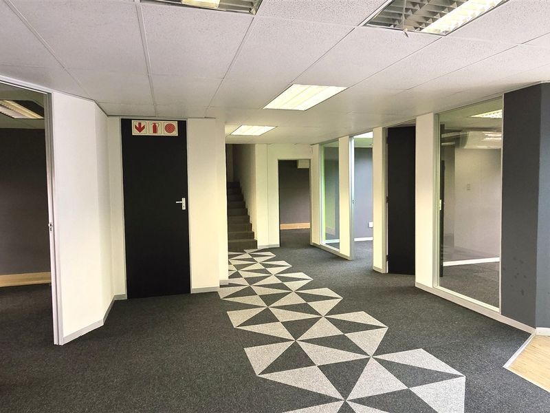 Office space to let in Hurlingham Office Park - Photo 6