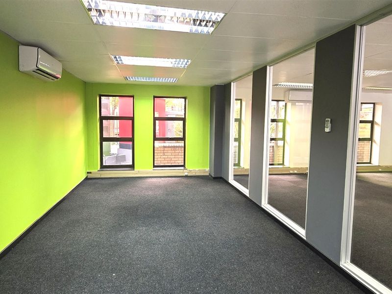 Office space to let in Hurlingham Office Park - Photo 3