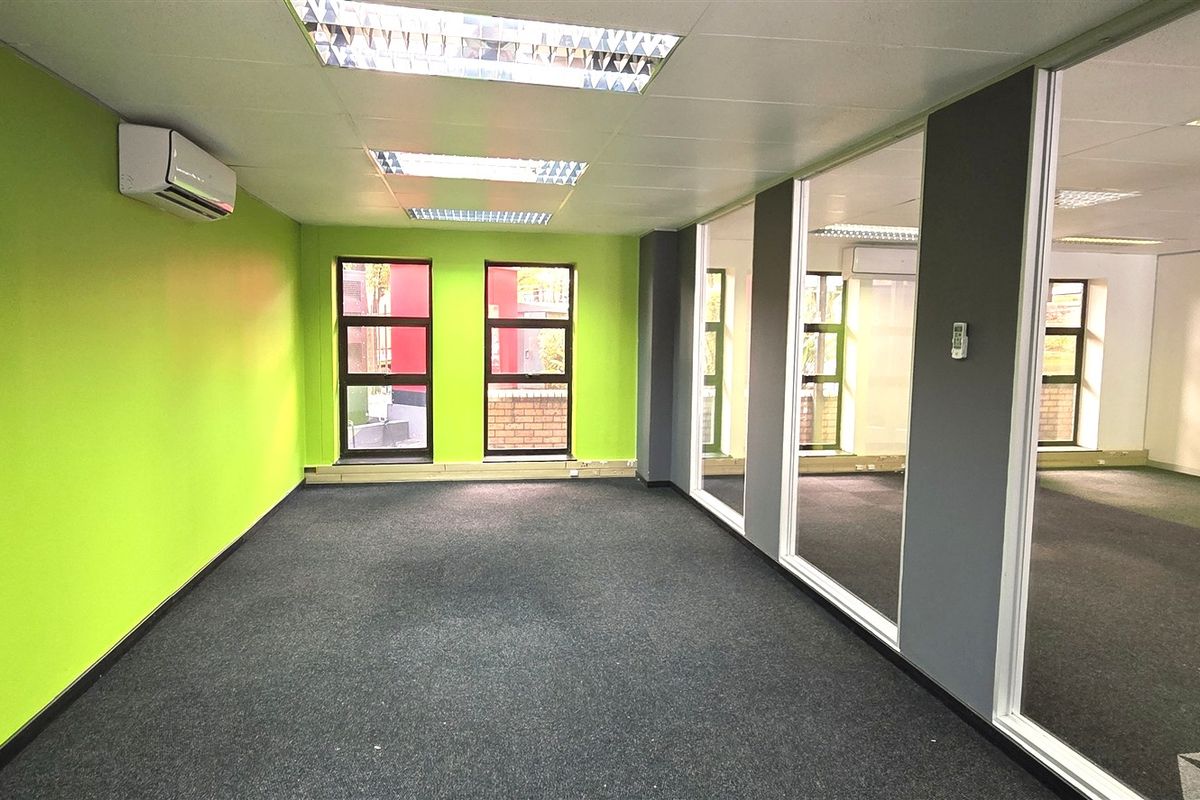Office space to let in Hurlingham Office Park - Photo 3