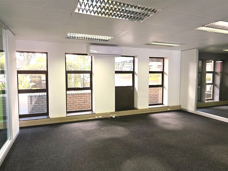 Office space to let in Hurlingham Office Park - Photo 4
