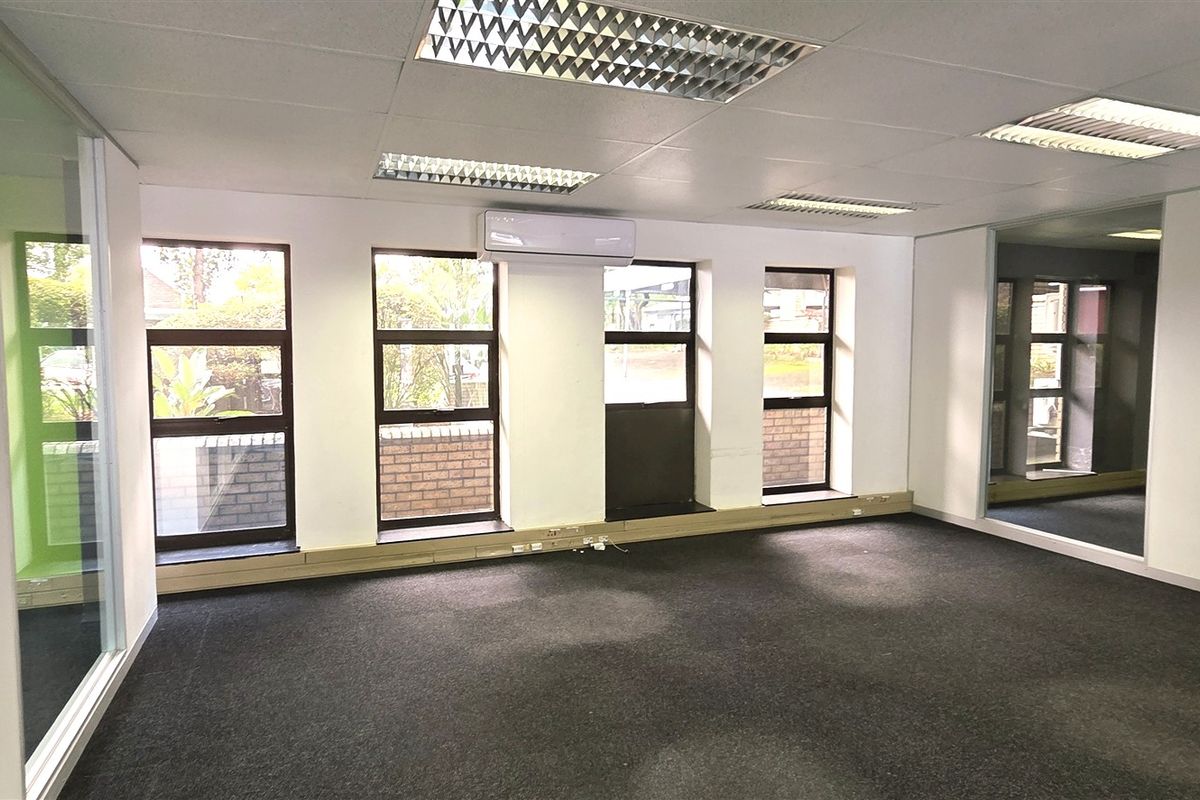 Office space to let in Hurlingham Office Park - Photo 4