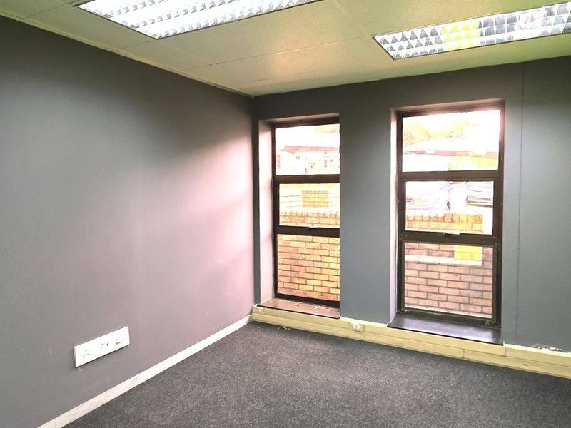Office space to let in Hurlingham Office Park - Photo 9