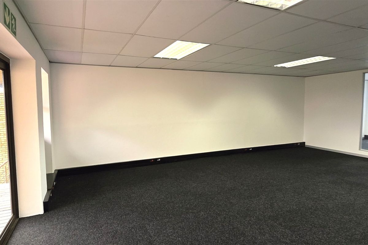 Office space to let in Hurlingham Office Park - Photo 4