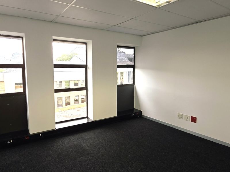 Office space to let in Hurlingham Office Park - Photo 7