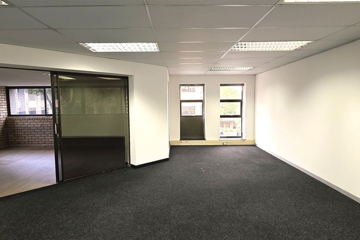 Office space to let in Hurlingham Office Park - Photo 5