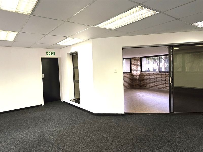 Office space to let in Hurlingham Office Park - Photo 4