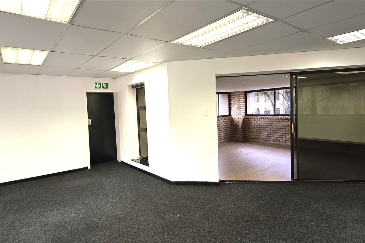Office space to let in Hurlingham Office Park - Photo 4