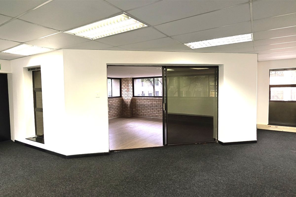 Office space to let in Hurlingham Office Park - Photo 3