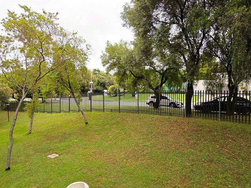 Office space to let in Hurlingham Office Park - Photo 9