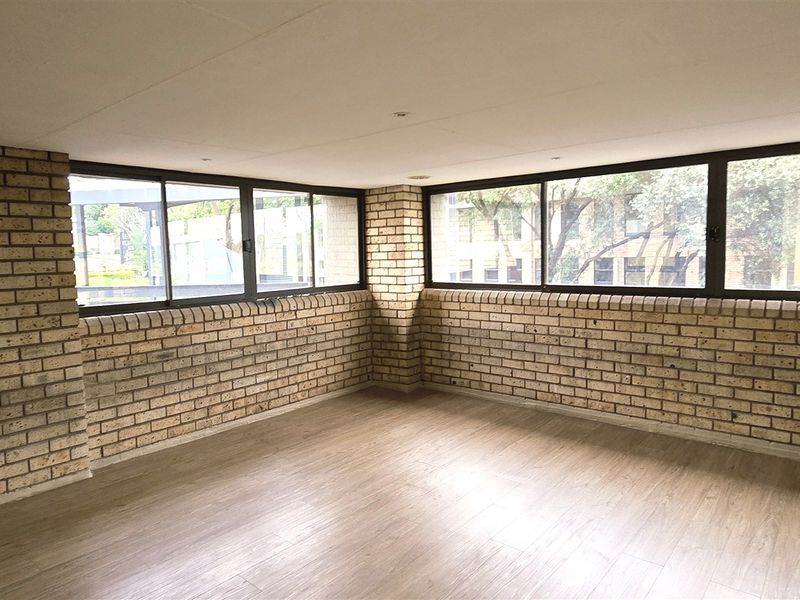 Office space to let in Hurlingham Office Park - Photo 6