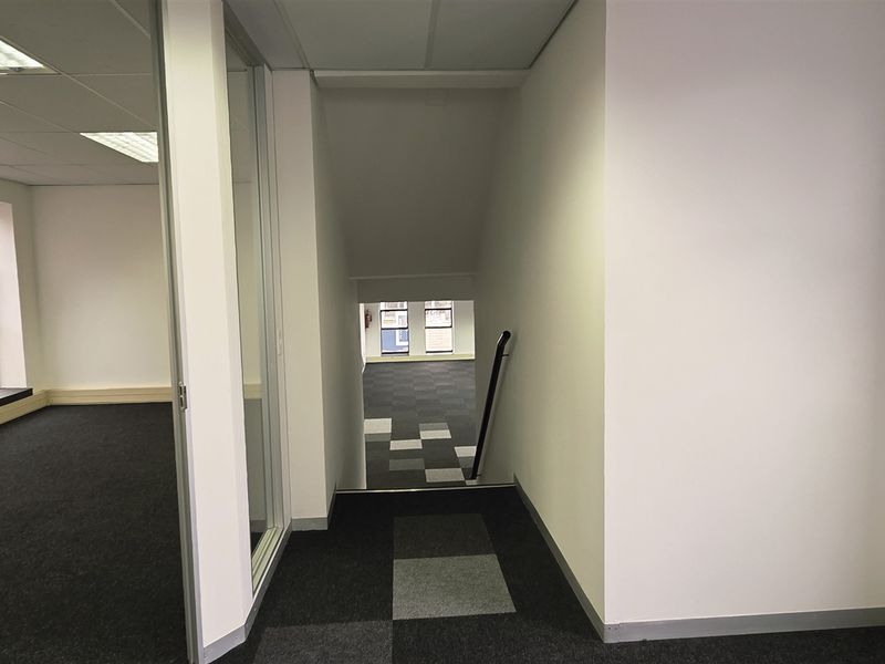 Office space to let in Hurlingham Office Park - Photo 9
