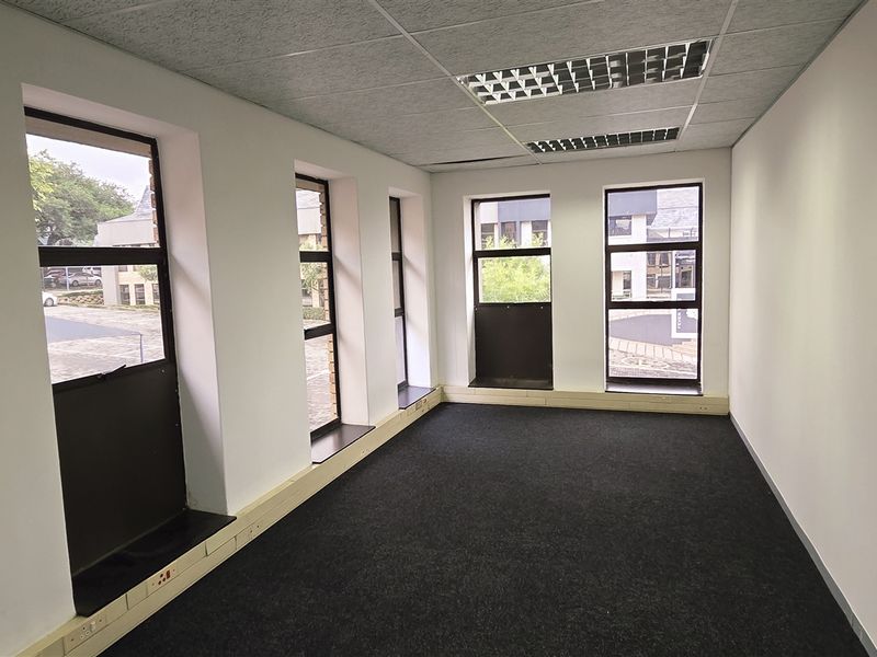 Office space to let in Hurlingham Office Park - Photo 6