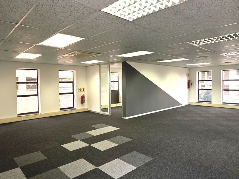 Office space to let in Hurlingham Office Park - Photo 3