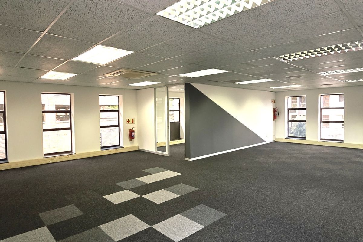 Office space to let in Hurlingham Office Park - Photo 3