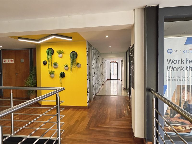 Office space to let in Hurlingham Office Park - Photo 2