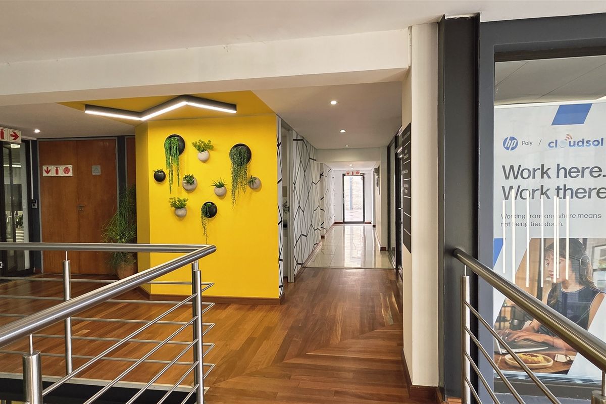 Office space to let in Hurlingham Office Park - Photo 2
