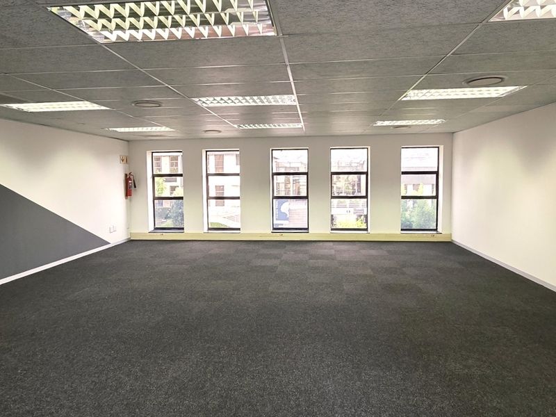 Office space to let in Hurlingham Office Park - Photo 4