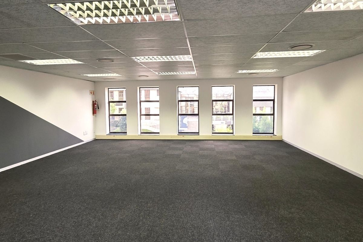 Office space to let in Hurlingham Office Park - Photo 4
