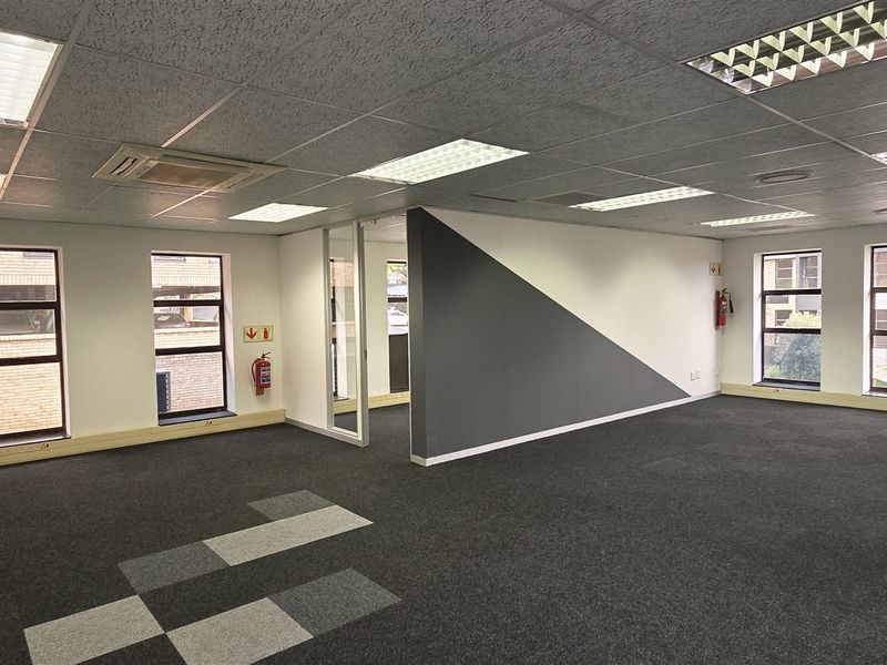 Office space to let in Hurlingham Office Park - Photo 5