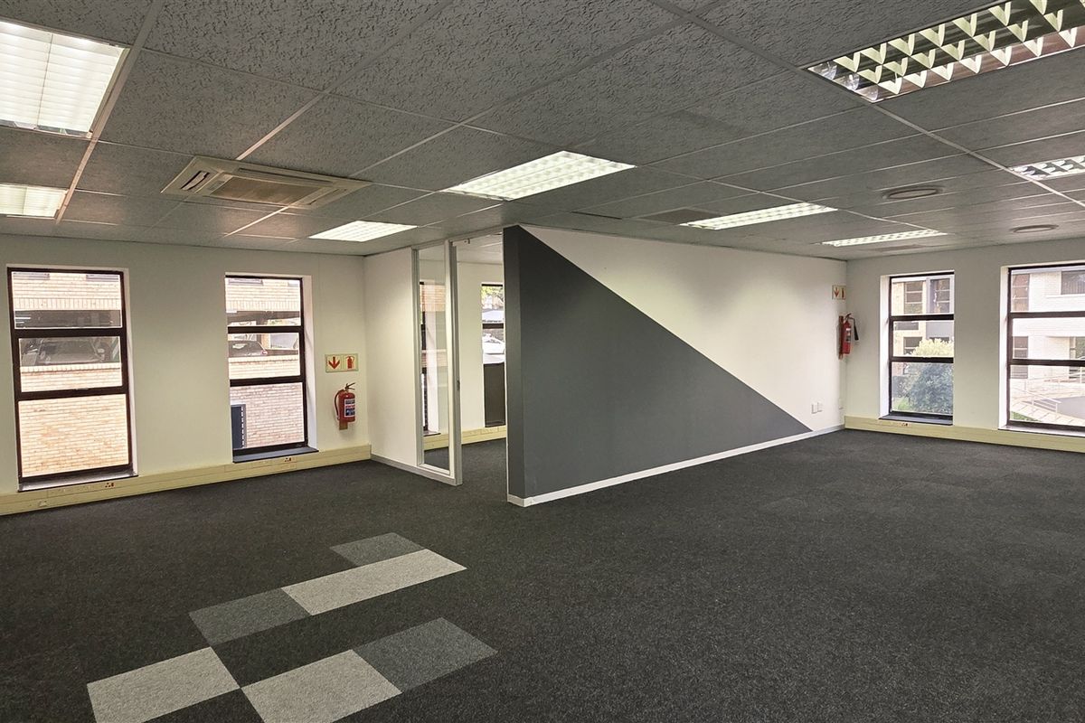 Office space to let in Hurlingham Office Park - Photo 5
