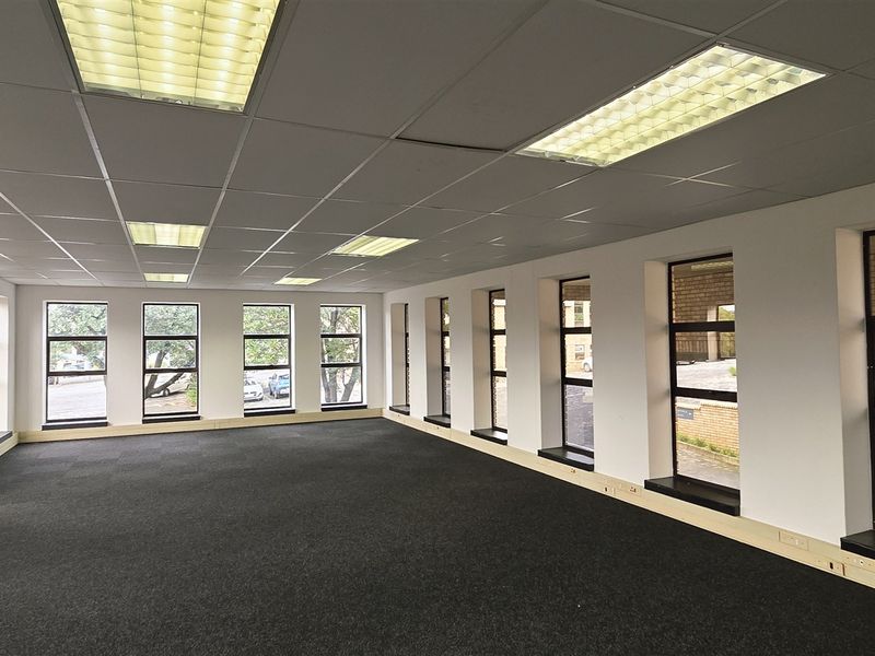 Office space to let in Hurlingham Office Park - Photo 10