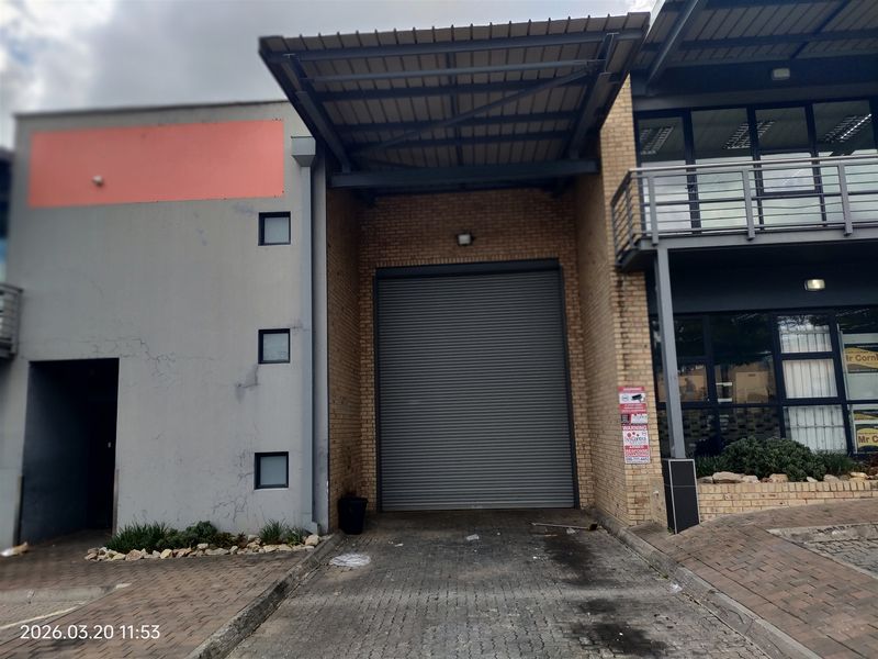 866m2  Warehouse  - TO LEASE - Photo 2