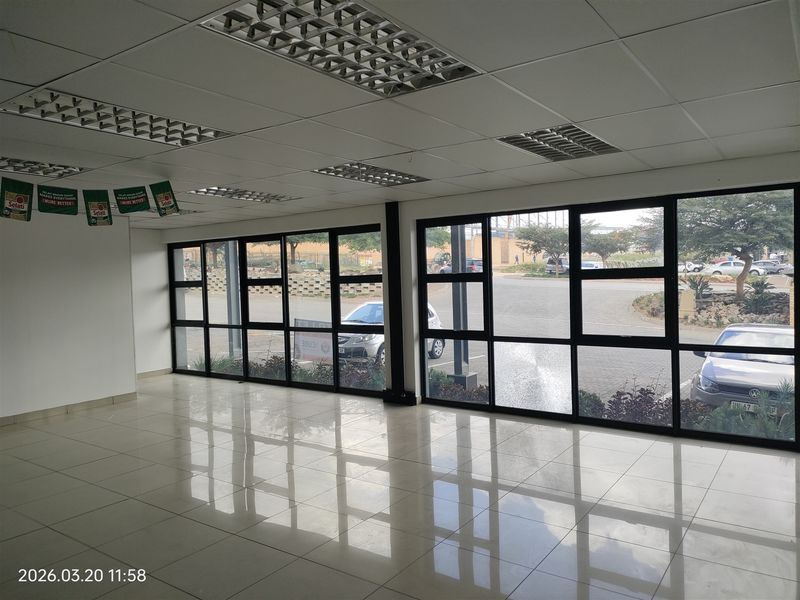 866m2  Warehouse  - TO LEASE - Photo 9