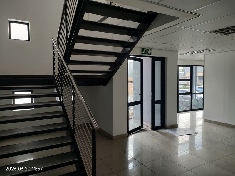 866m2  Warehouse  - TO LEASE - Photo 5