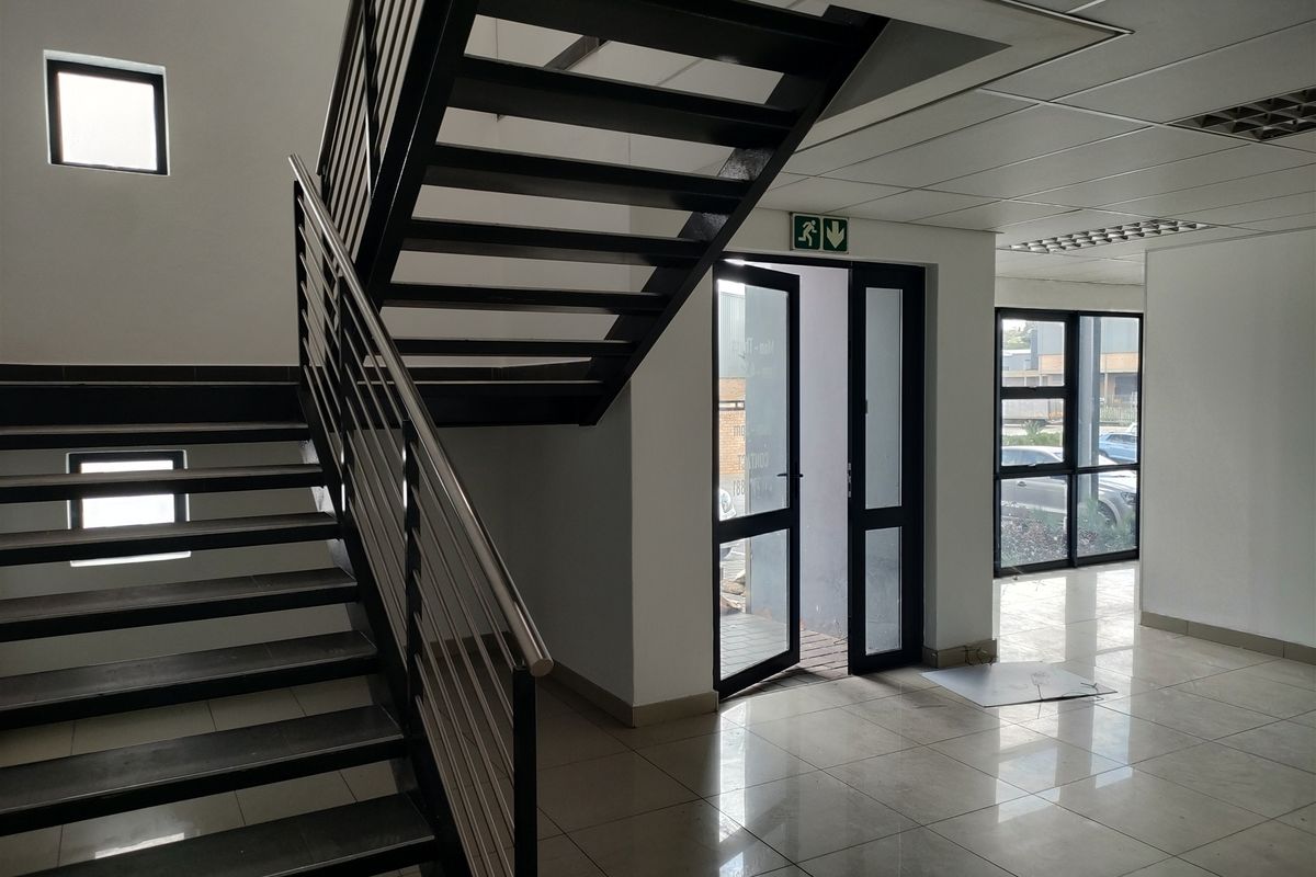 866m2  Warehouse  - TO LEASE - Photo 5