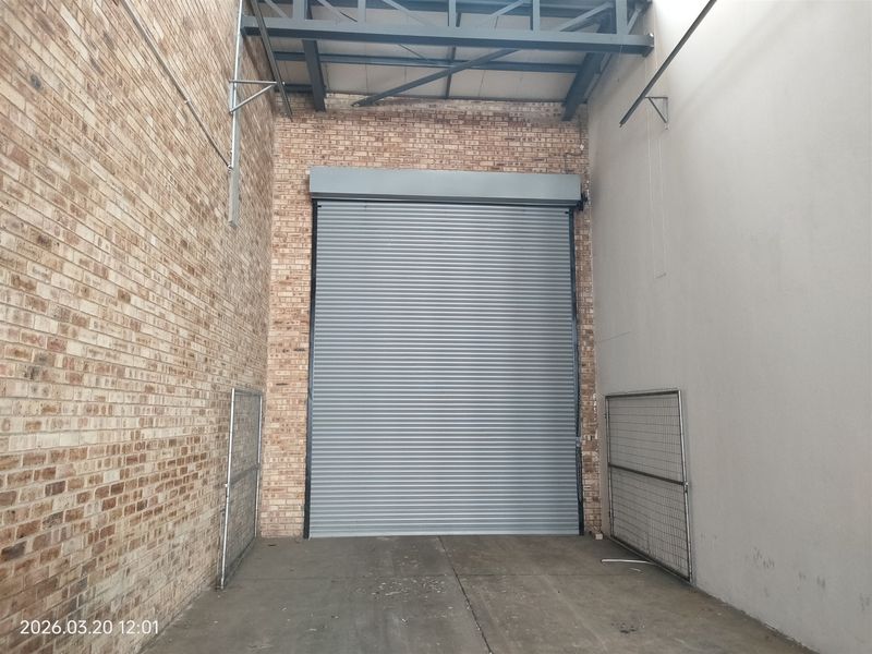866m2  Warehouse  - TO LEASE - Photo 3