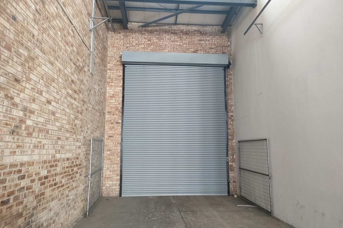 866m2  Warehouse  - TO LEASE - Photo 3