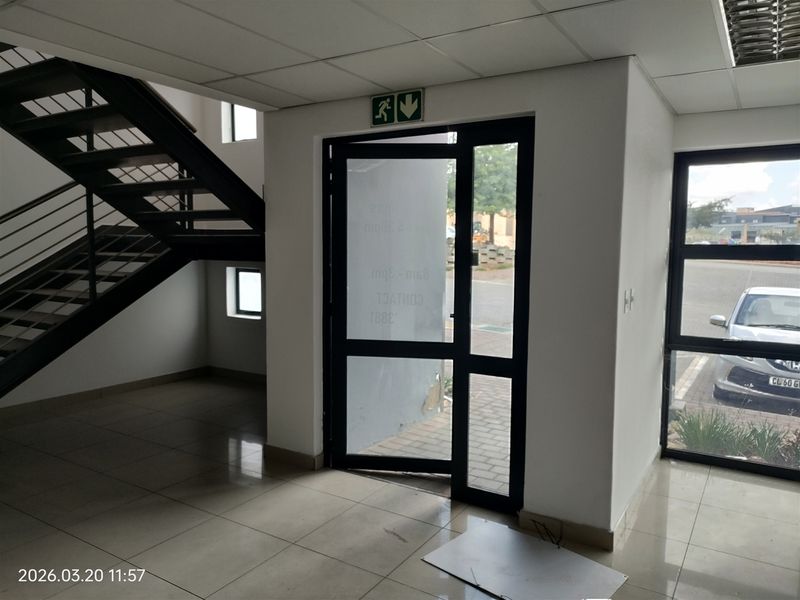 866m2  Warehouse  - TO LEASE - Photo 4