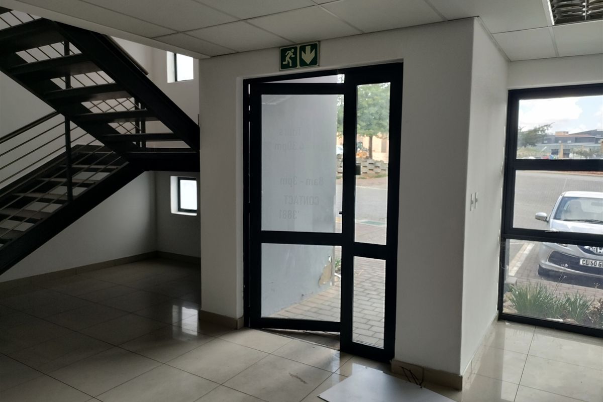 866m2  Warehouse  - TO LEASE - Photo 4