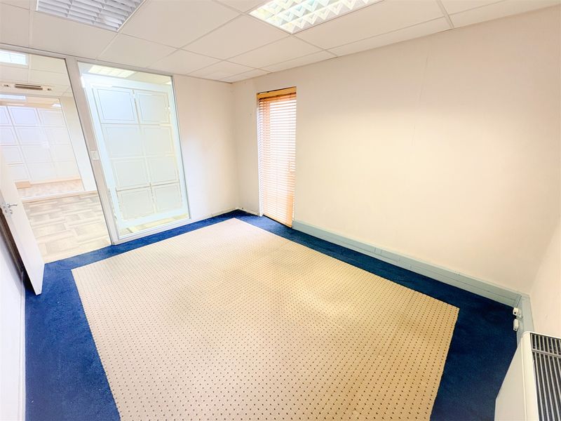 381m2 office space to let in Killarney - Photo 9