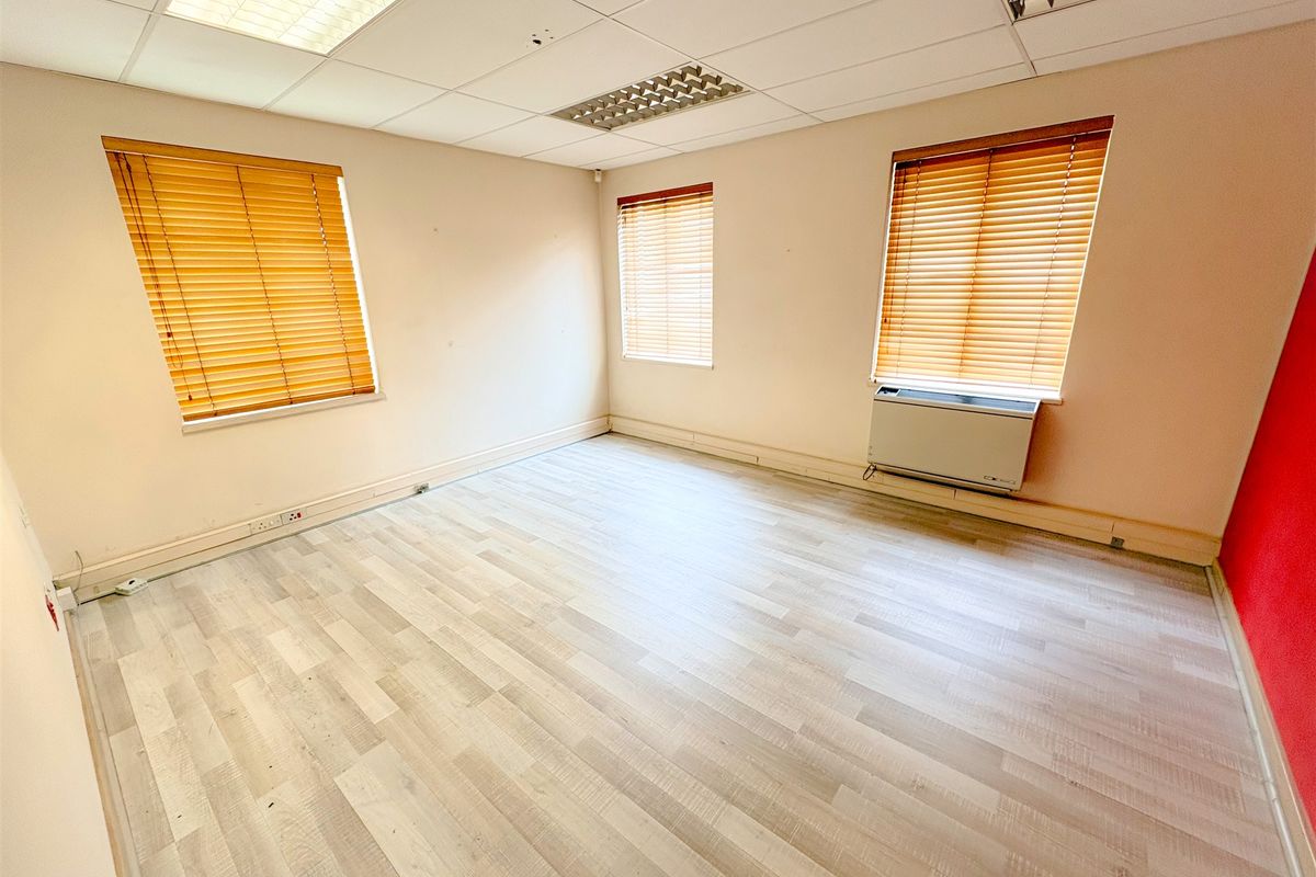 381m2 office space to let in Killarney - Photo 5