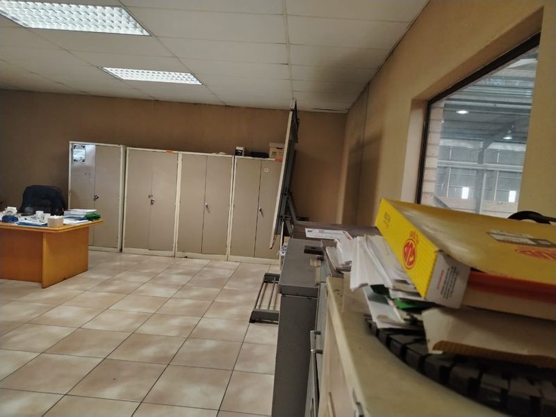 Exceptional building. Versatile for almost any industrial business in sort after Van Eck Park. - Photo 4