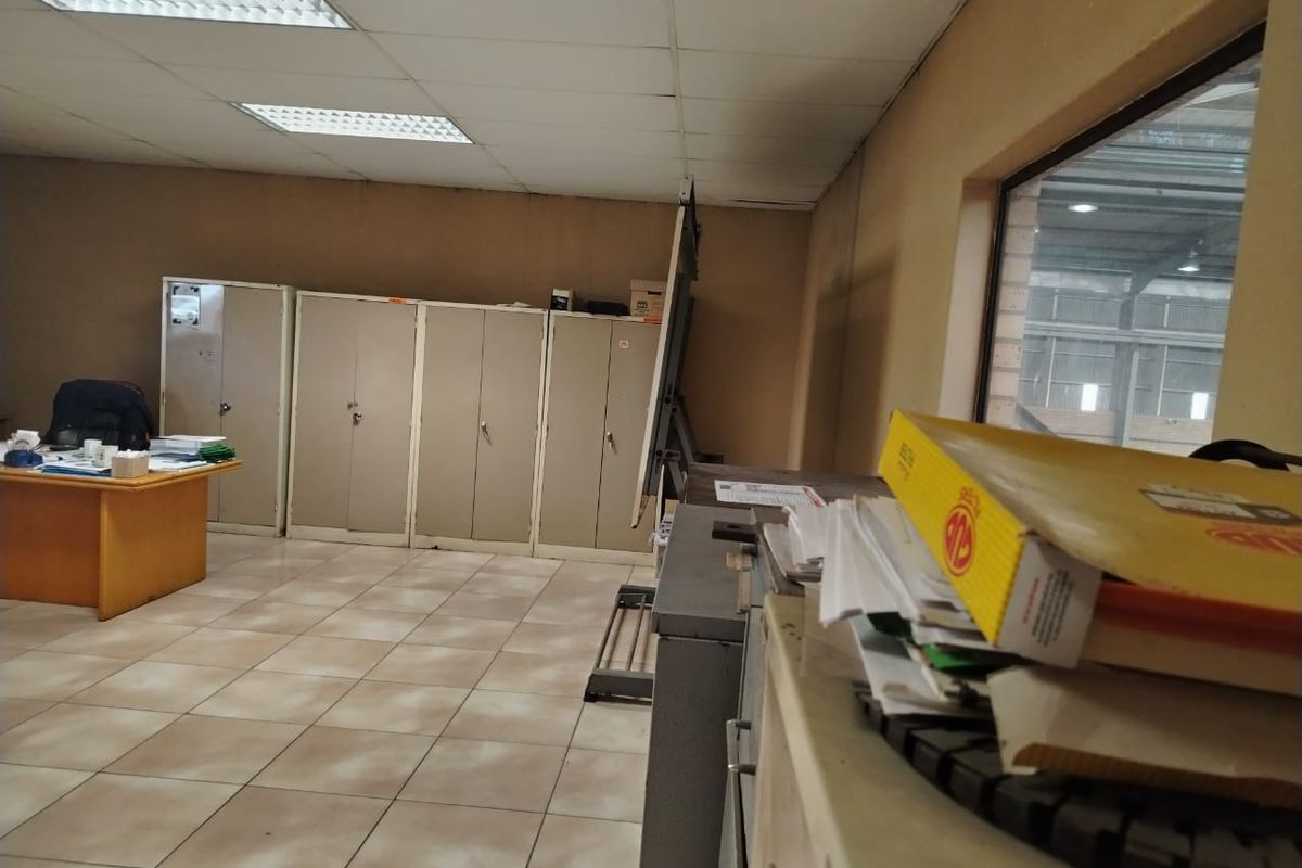 Exceptional building. Versatile for almost any industrial business in sort after Van Eck Park. - Photo 4