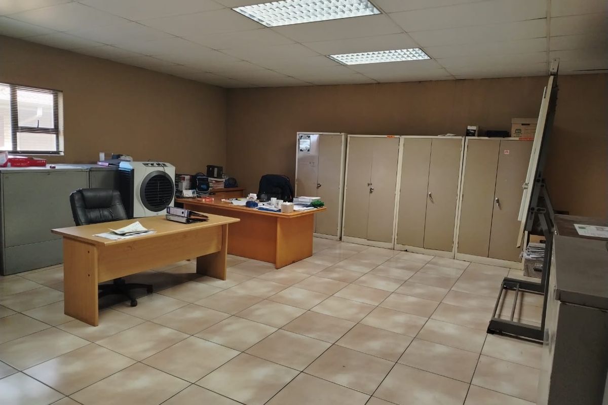 Exceptional building. Versatile for almost any industrial business in sort after Van Eck Park. - Photo 5