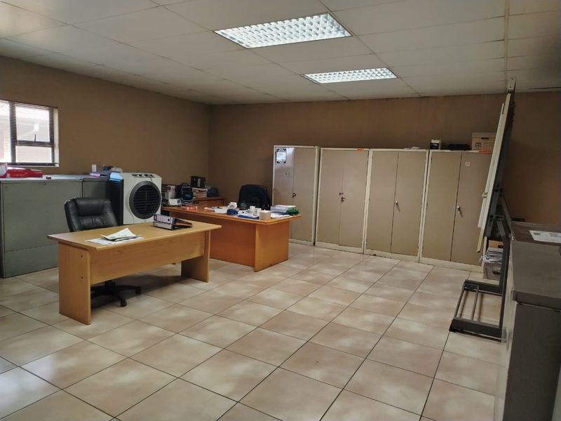 Exceptional building. Versatile for almost any industrial business in sort after Van Eck Park. - Photo 5