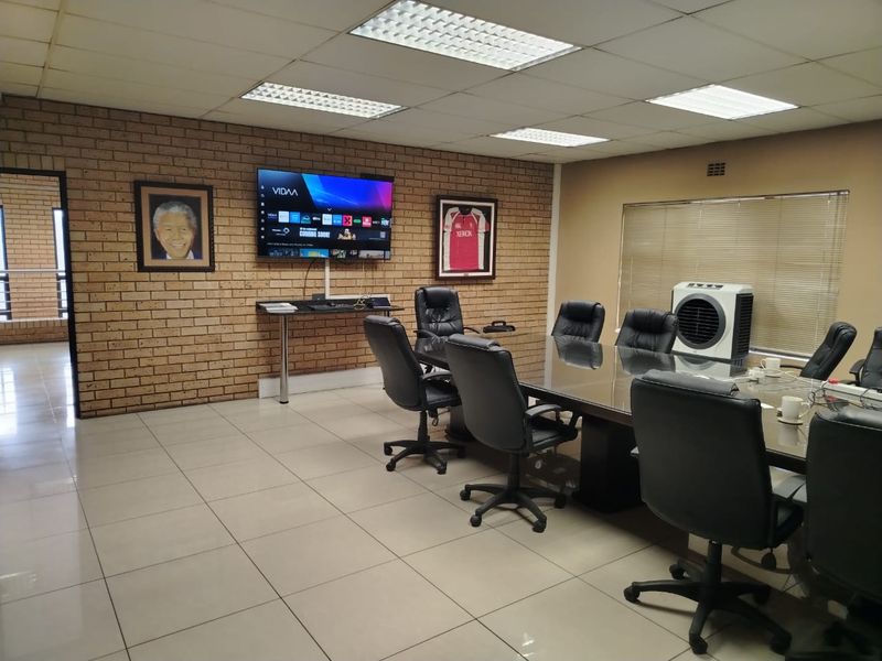 Exceptional building. Versatile for almost any industrial business in sort after Van Eck Park. - Photo 6