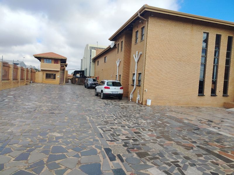 Exceptional building. Versatile for almost any industrial business in sort after Van Eck Park. - Photo 2