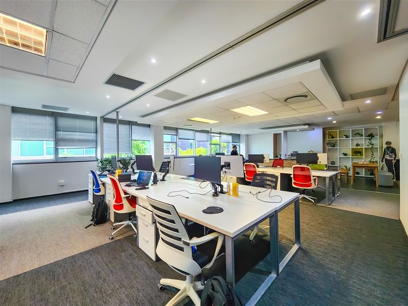 272m2 Collaborative Office to Let in Design Quarter - Photo 10