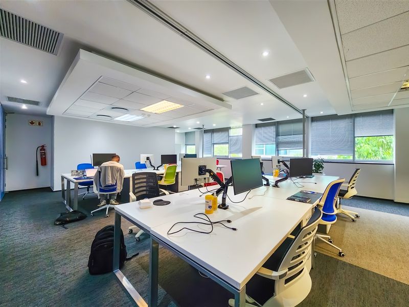 272m2 Collaborative Office to Let in Design Quarter - Photo 9