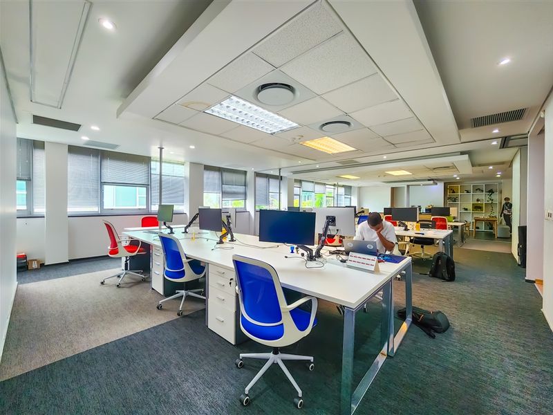 272m2 Collaborative Office to Let in Design Quarter - Photo 7